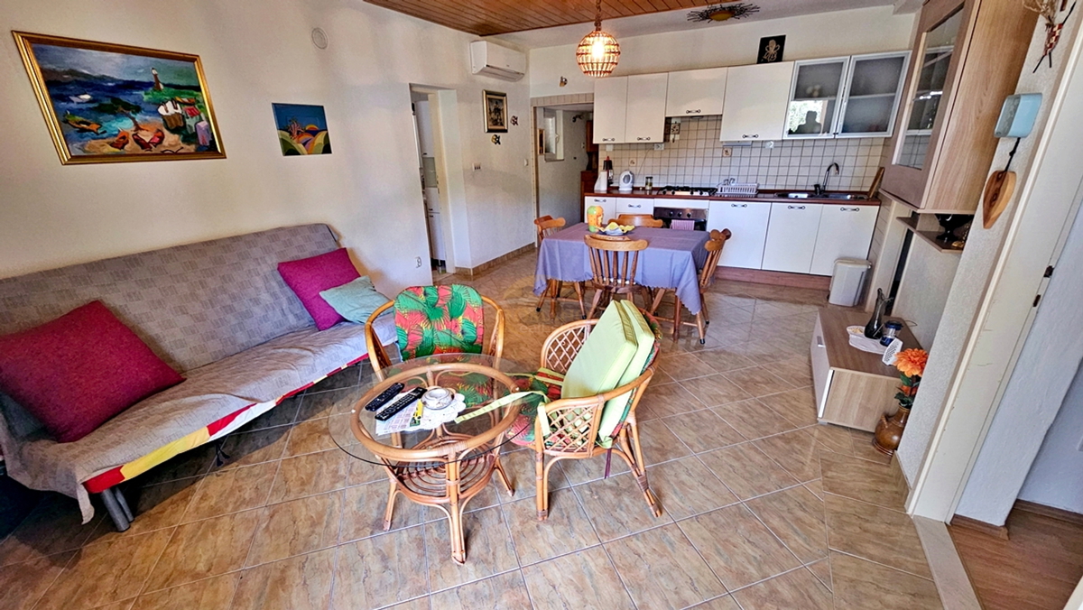 Samostojna hiša v Okrugu Donjem/Čiovo na izjemni lokaciji, drugi vrsti od morja